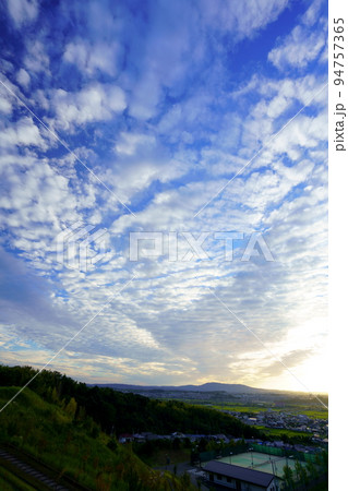 秋の夕焼け・広がるうろこ雲・日没 94757365
