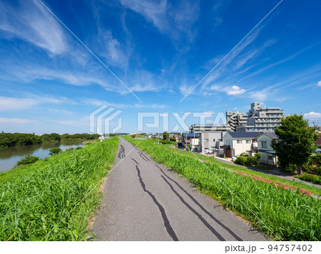 秋晴れの江戸川の堤防　千葉県流山市 94757402