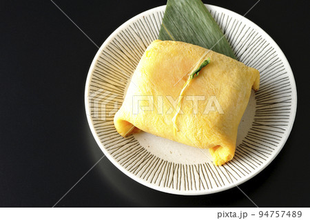 ハレの日の御馳走茶巾寿司を黒背景で俯瞰撮影 94757489