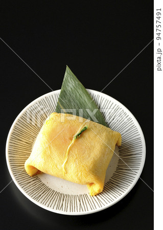 ハレの日の御馳走茶巾寿司を黒背景で俯瞰撮影 94757491