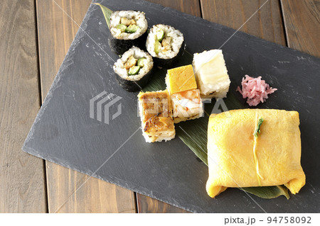 ハレの日の御馳走茶巾寿司を俯瞰で撮影 ハレの日の御馳走茶巾寿司を俯瞰で撮影 94758092