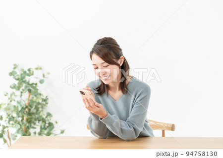 スマートフォン　女性 94758130