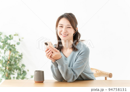 スマートフォン　女性 94758131