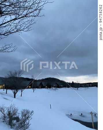 那須高原の雪景色、温かい明かりのログハウス。 94758262