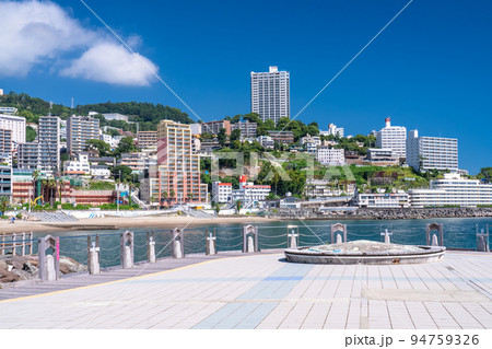 《静岡県》熱海サンビーチ・リゾート地の風景 94759326