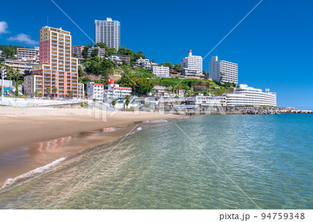 《静岡県》熱海サンビーチ・リゾート地の風景 94759348