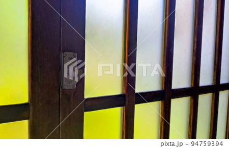 日本家屋の玄関扉、摺りガラスの格子戸 94759394