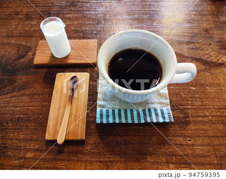 日本の喫茶店、木製の机の上のコーヒーセット 94759395