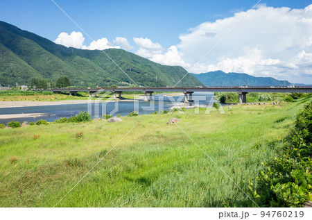 日本】長野、雑草生い茂る広大な千曲川の土手と河に架かる橋のある夏の風景の写真素材 [94760219] - PIXTA