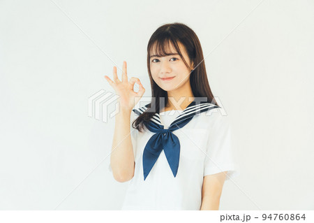 オッケーサインをする高校生 94760864