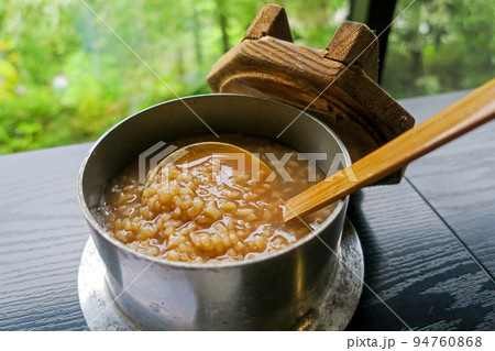かまど炊きの「茶粥」イメージ かまど炊きの「茶粥」イメージ 94760868