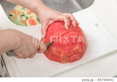 【ミドル主婦がカットスイカを作る】 94760941