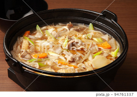 いろり鍋で調理された豚汁 94761337