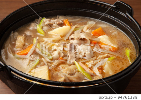 いろり鍋で調理された豚汁 いろり鍋で調理された豚汁 94761338