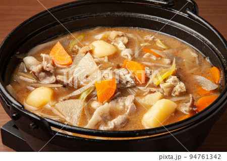 いろり鍋で調理された豚汁 94761342