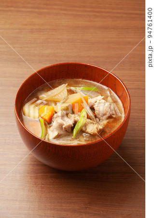 お椀によそった豚汁 94761400