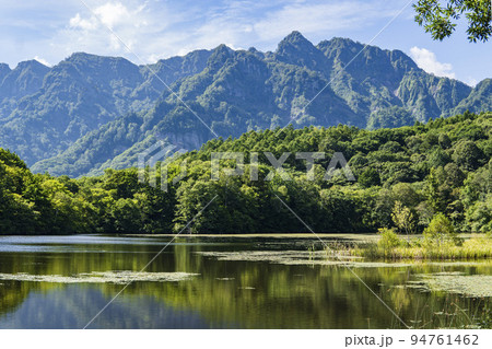 西岳・本院岳を背景にした鏡池／長野県長野市の写真素材