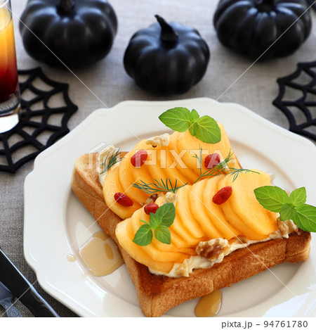 ハロウィン　柿のオープンサンドイッチ　柿のオープンサンド 94761780