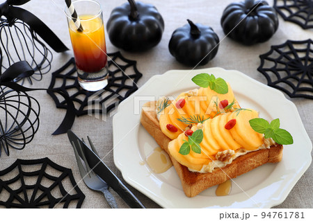 ハロウィン　柿のオープンサンドイッチ　柿のオープンサンド 94761781