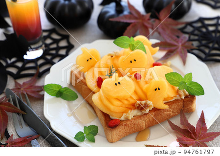 ハロウィン　柿のオープンサンドイッチ　柿のオープンサンド 94761797