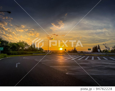 パーキングエリアからの夕景 94762228