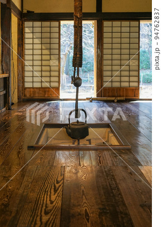 美しい板の間に造られた古民家の囲炉裏(横浜市) 美しい板の間に造られた古民家の囲炉裏(横浜市) 94762837