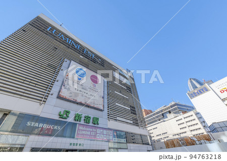 東京都新宿区　快晴のJR新宿駅（東口） 94763218