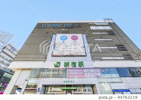東京都新宿区　快晴のJR新宿駅（東口） 94763219