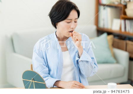 喉の調子が悪い女性 喉の調子が悪い女性 94763475
