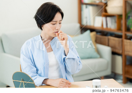 喉の調子が悪い女性 喉の調子が悪い女性 94763476