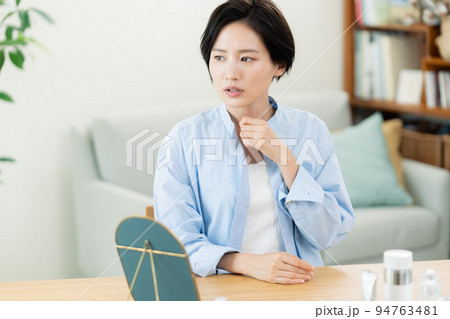 喉の調子が悪い女性 94763481