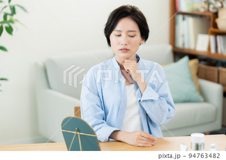 喉の調子が悪い女性 94763482