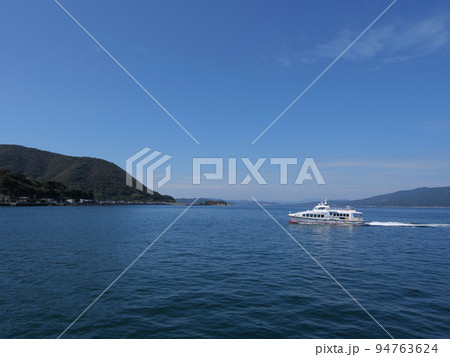 「上関・室津」海の風景(上関海峡を航行する祝島連絡船) 94763624