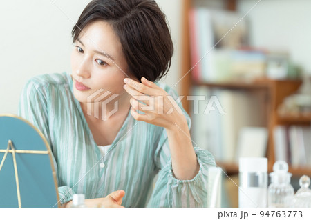 肌のトラブルに悩む女性 94763773