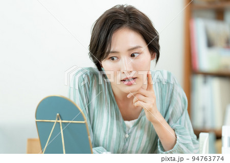 肌のトラブルに悩む女性 肌のトラブルに悩む女性 94763774