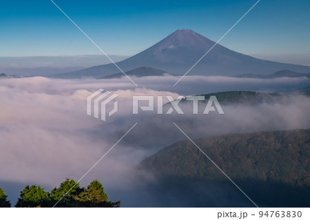 《神奈川県》富士山と大雲海・箱根大観山の眺望 《神奈川県》富士山と大雲海・箱根大観山の眺望 94763830