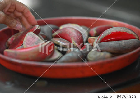 ろうそくの光 キャンドルライト ローソクの灯 94764858