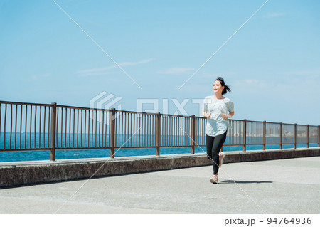 ジョギングをする女性 ジョギングをする女性 94764936