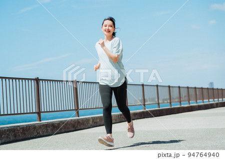 ジョギングをする女性 ジョギングをする女性 94764940
