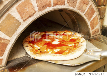 ピザを焼く ピザを焼く 94765213