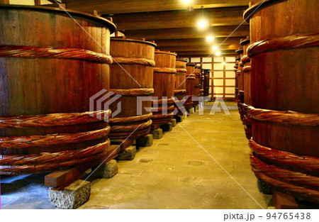造り酒屋の仕込み樽 94765438