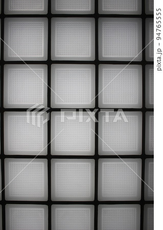 テクスチャー　タイルの壁面　白いタイルの壁紙　壁紙　デザインガラス　隙ガラス　光の屈折　光の反射 94765555