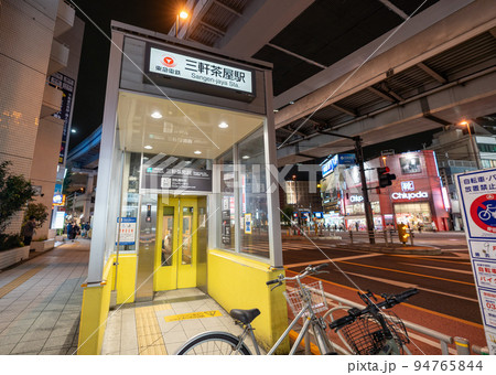 日本の東京都市景観 三軒茶屋駅改札階ゆきエレベーターなどを望む 日本の東京都市景観 三軒茶屋駅改札階ゆきエレベーターなどを望む 94765844