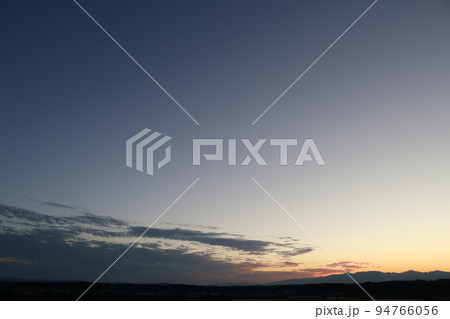 夕日と三日月 夕日と三日月 94766056