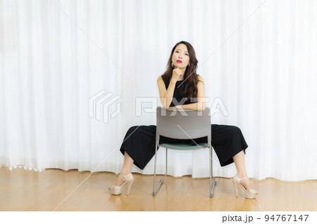 体操している女性 体操している女性 94767147
