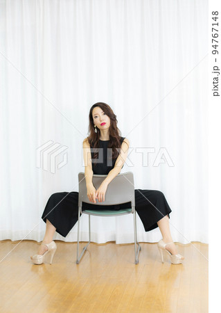 体操している女性 94767148