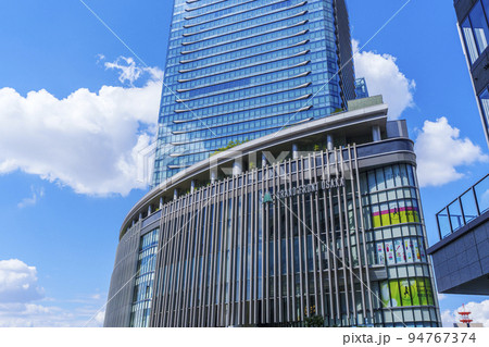 JR大阪駅中央北口から見るグランフロント大阪 94767374