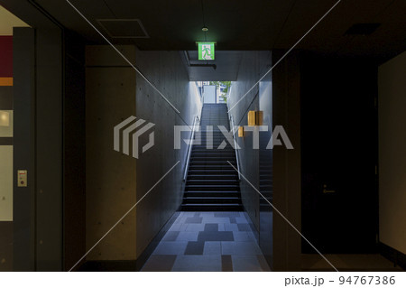 グランフロント大阪　地下から地上へ出る階段 94767386