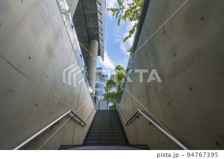 グランフロント大阪　地下から地上へ出る階段 94767395