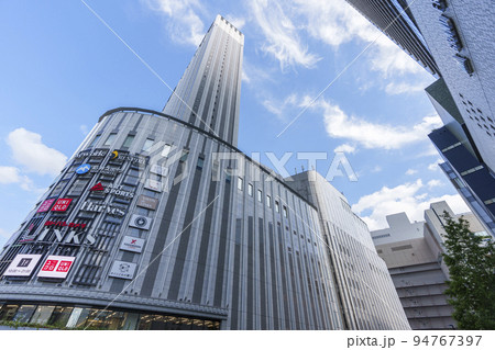 青空に映えるヨドバシ梅田 94767397